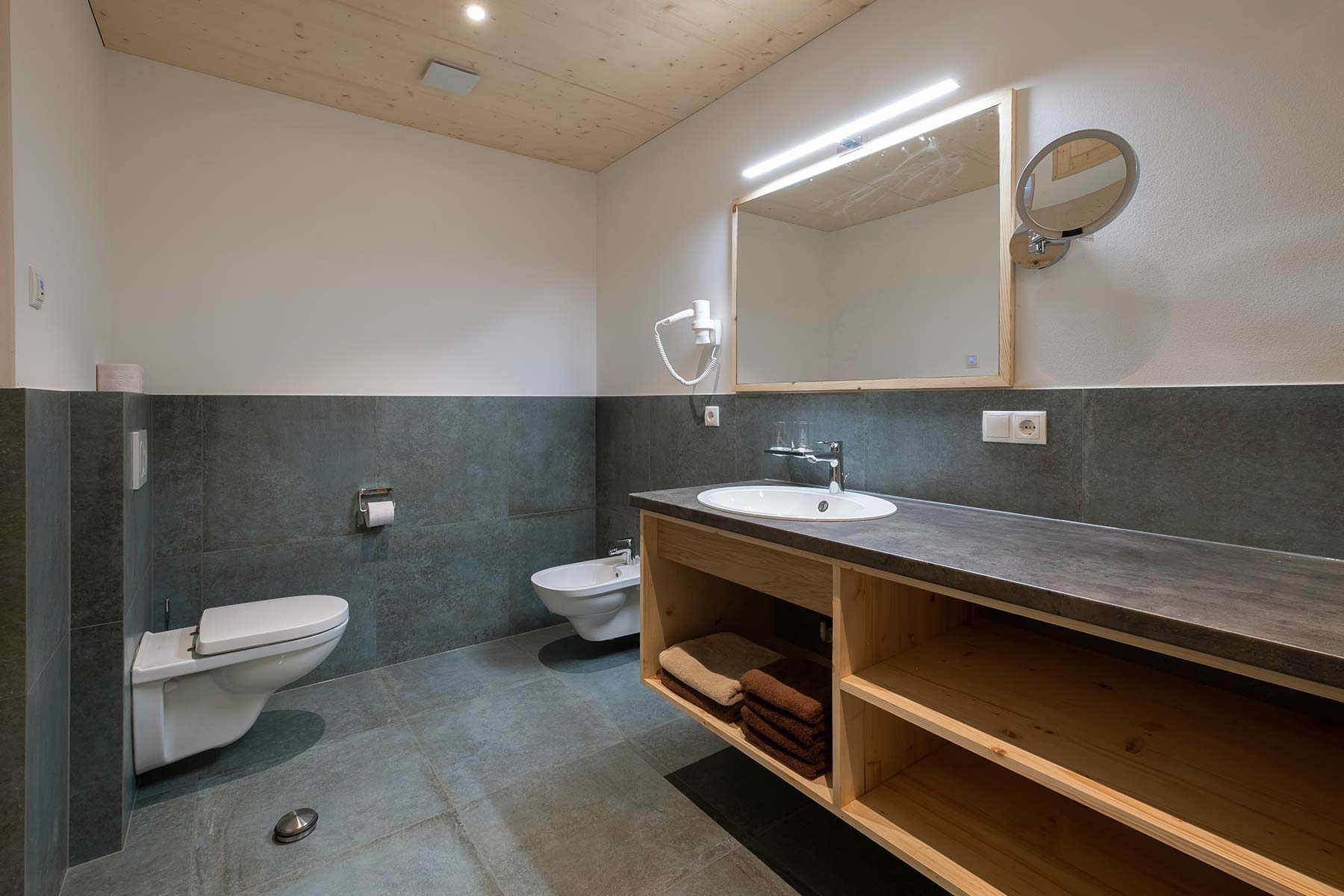  Bathroom with bidet & WC