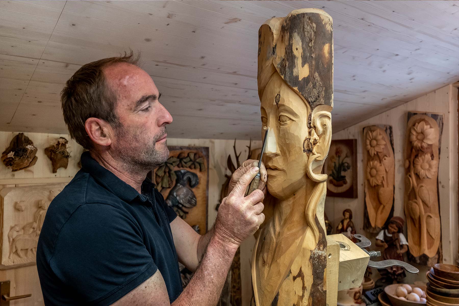  Allow woodcarver Herbert to pay you a visit